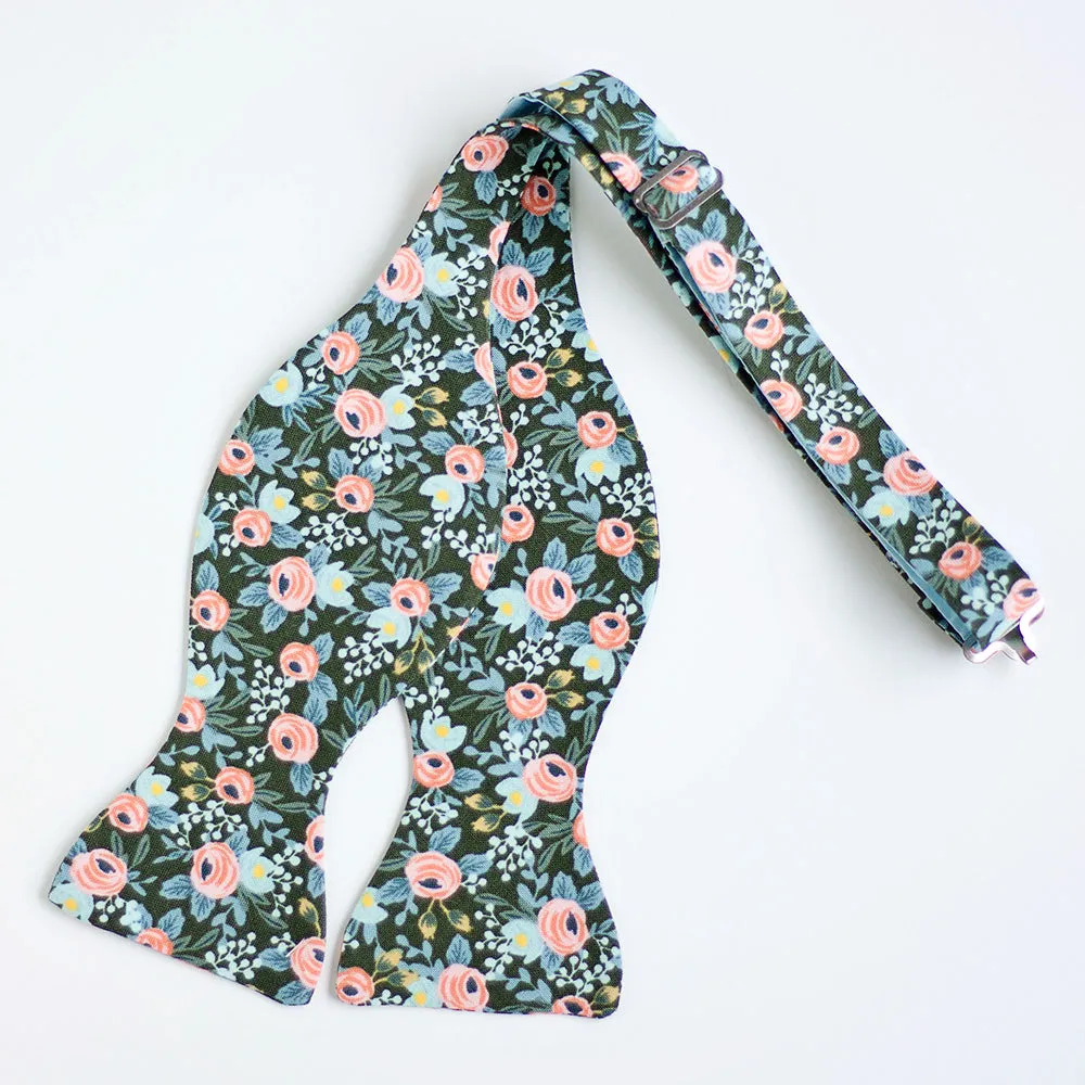 Men's Freestyle Self-Tie Bow Tie / Rosa In Forest